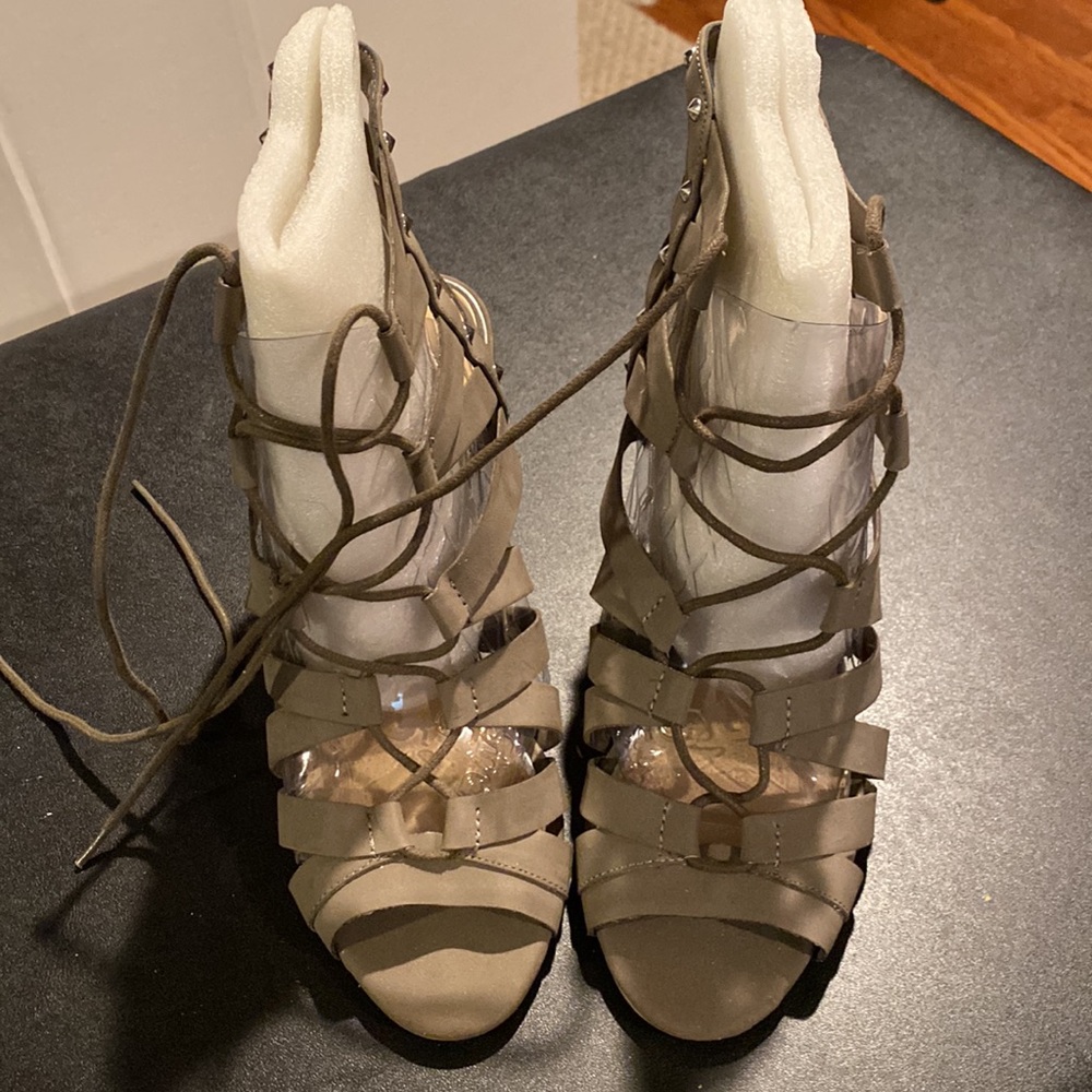 NWOT fashionable sandals.